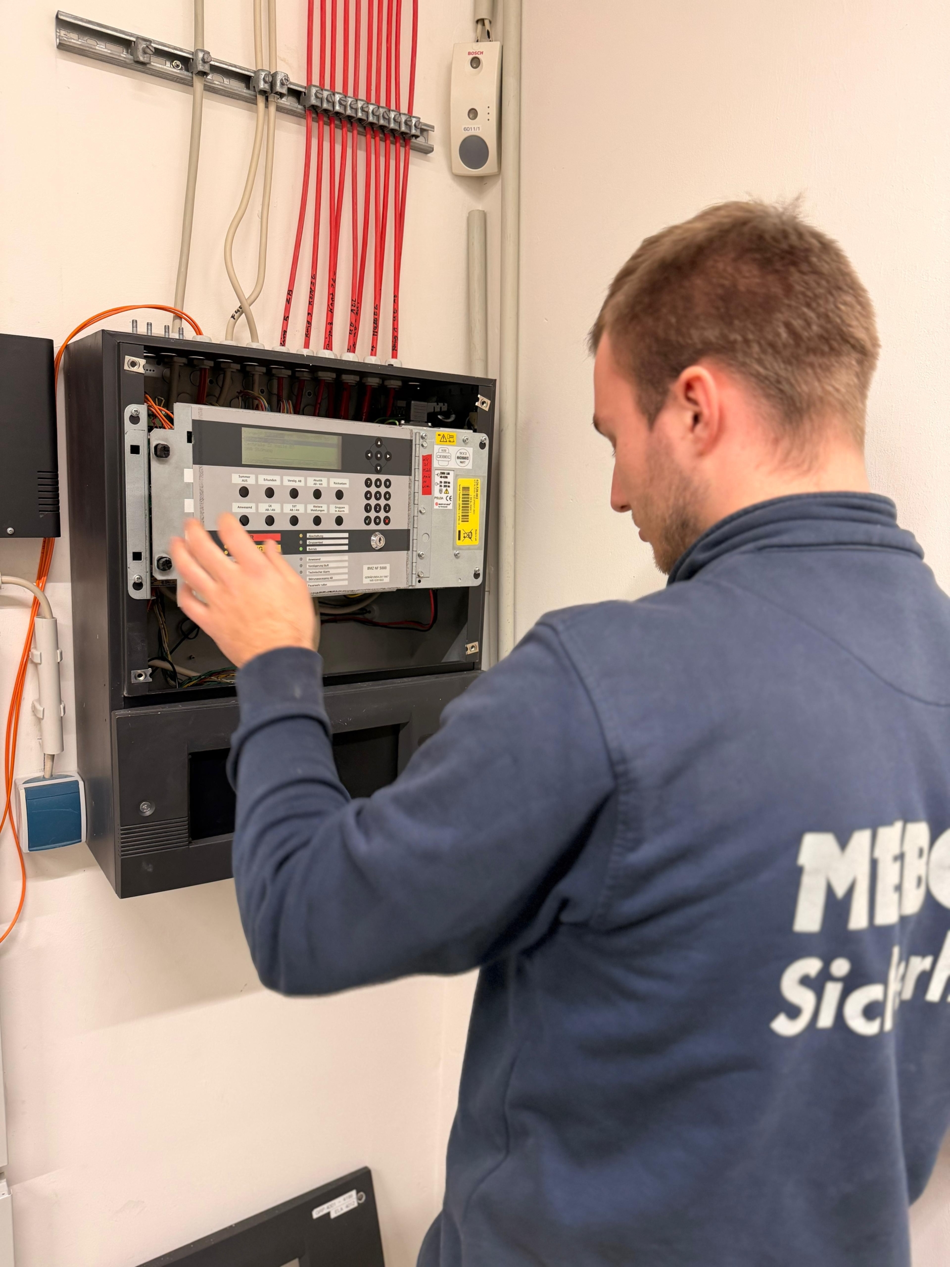 MEBO Fachtechniker bei der Installation einer Alarmanlage