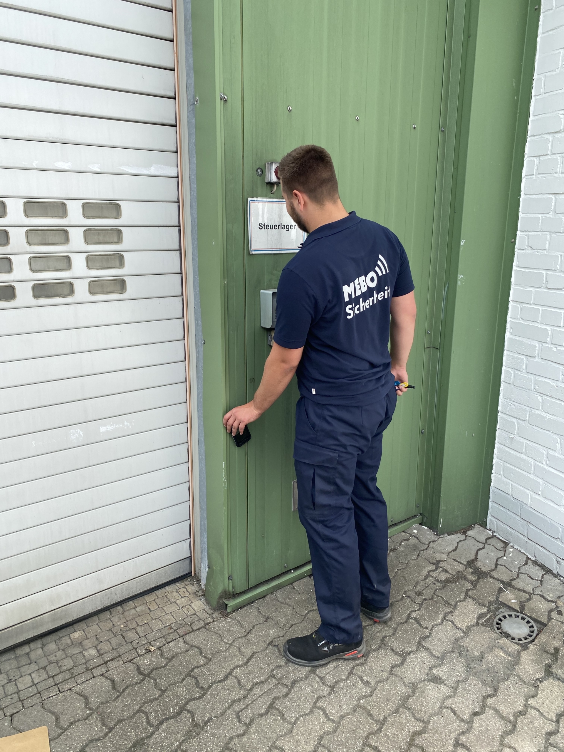 Sicherheitsdienst bei der Streife muss Türen und Fenster prüfen 