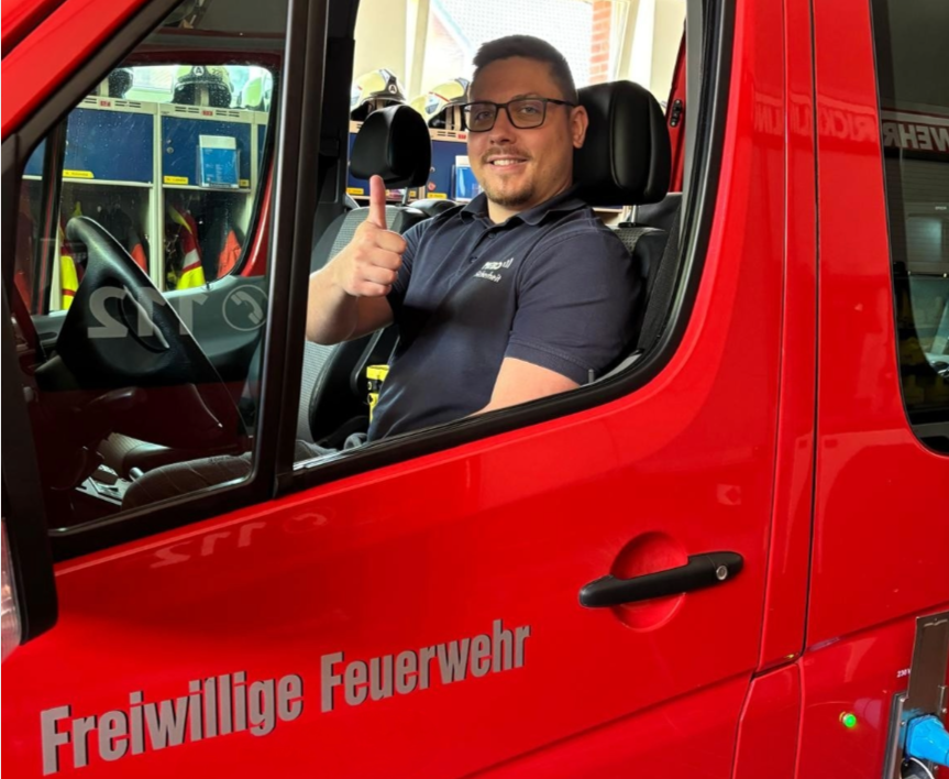 Mateus im Feuerwehrfahrzeug